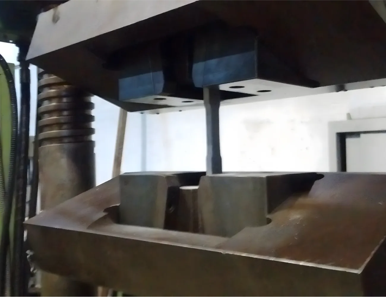 Ensayos en Instron, prensa y vigas reticuladas: tracción, flexión y probetas.