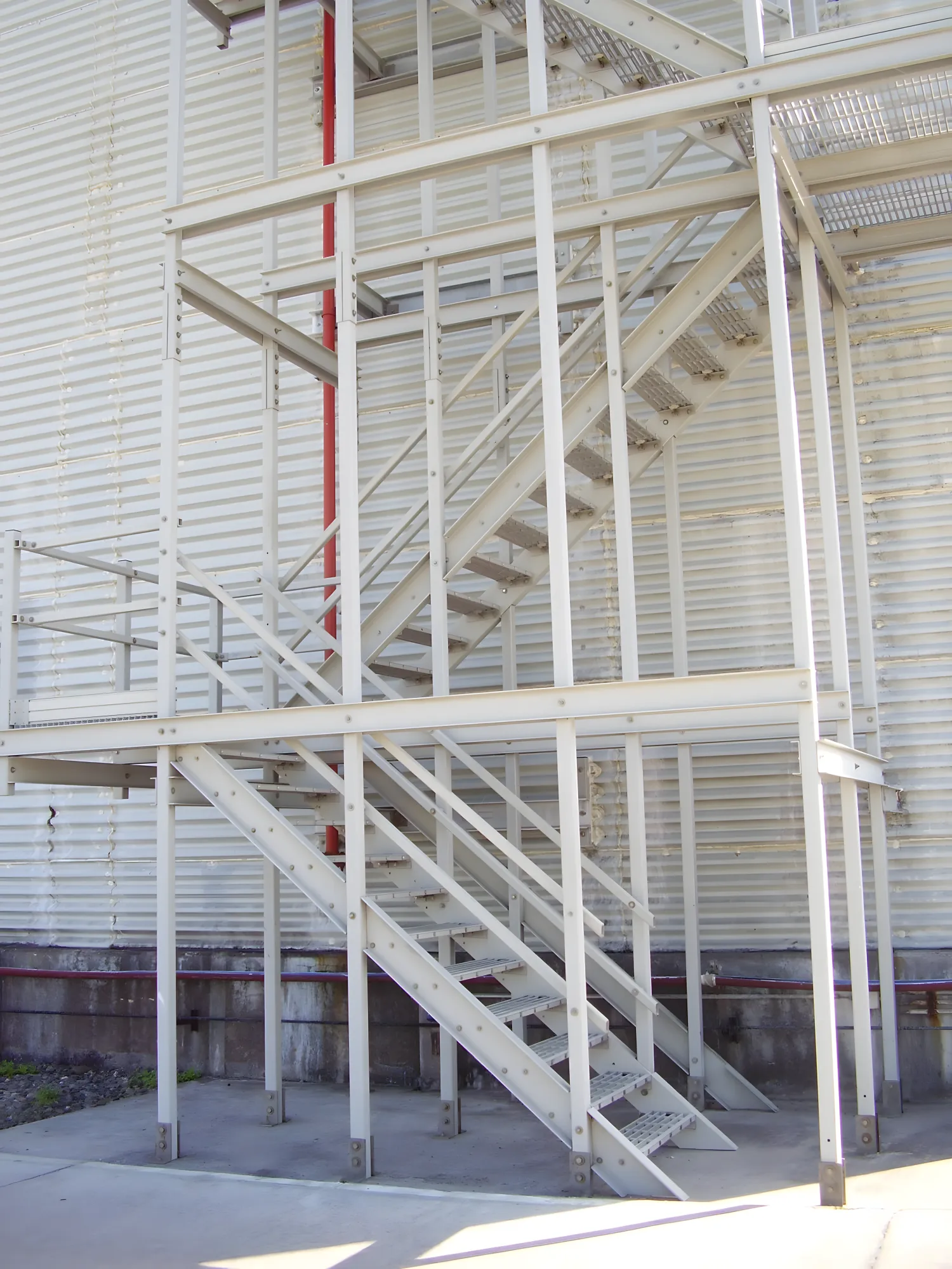 Escalera en torre de enfriamiento