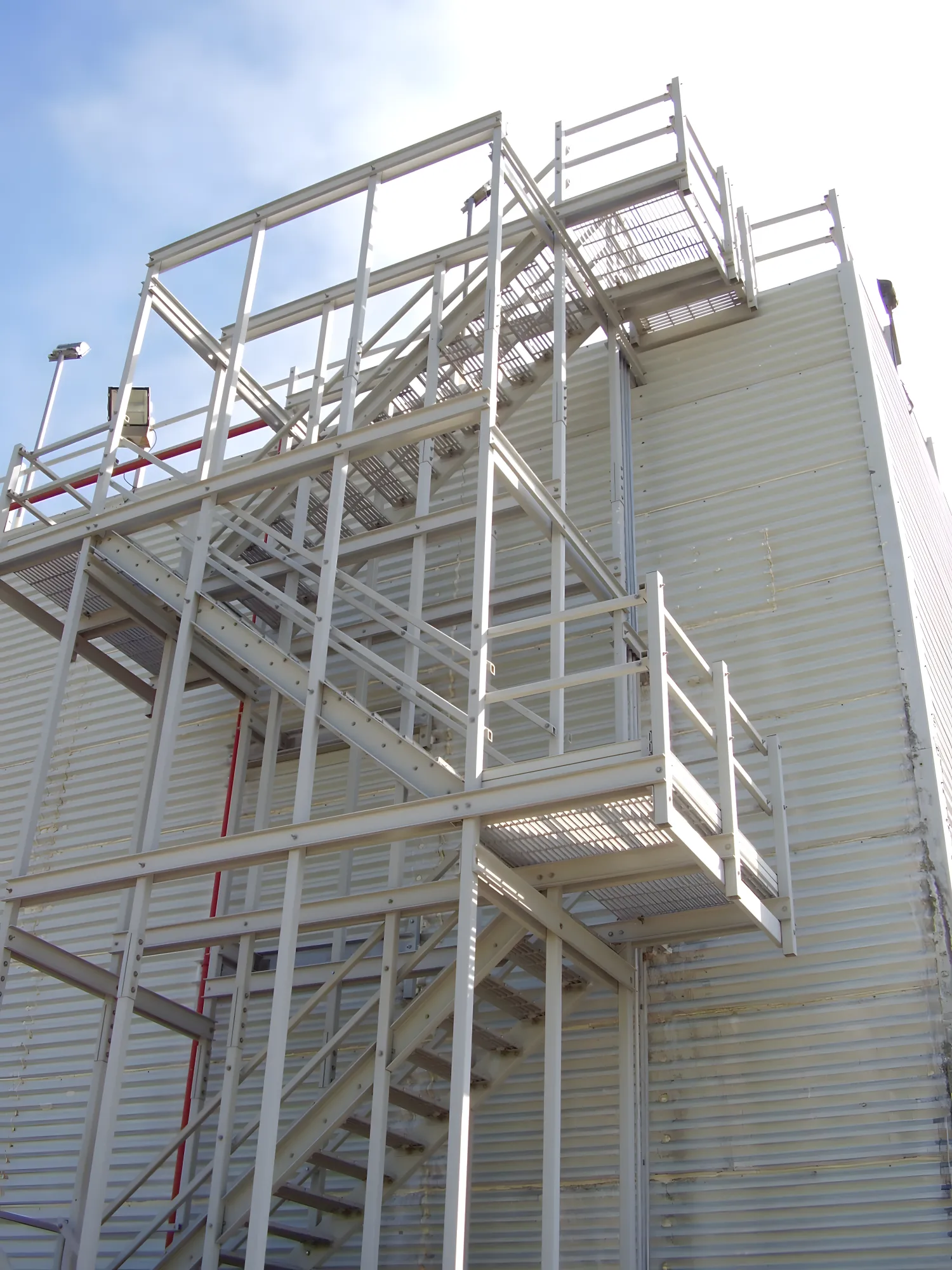 Escalera en torre de enfriamiento