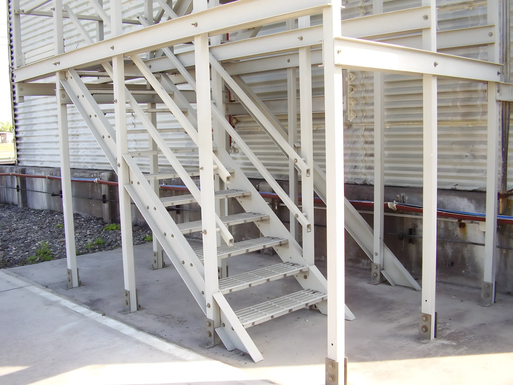 Escalera en torre de enfriamiento