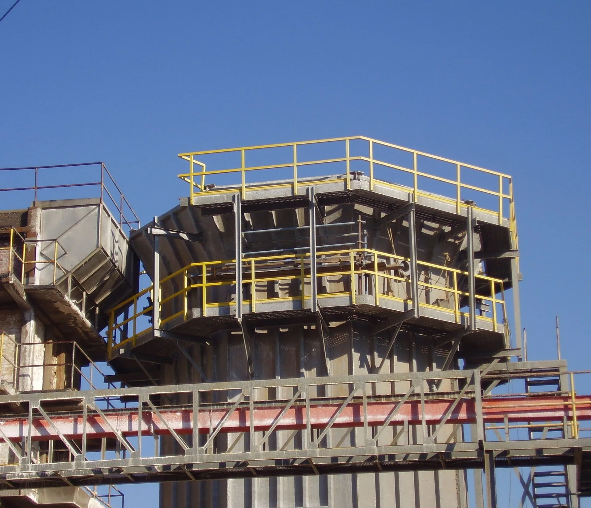 Sulfuric acid tower and platforms